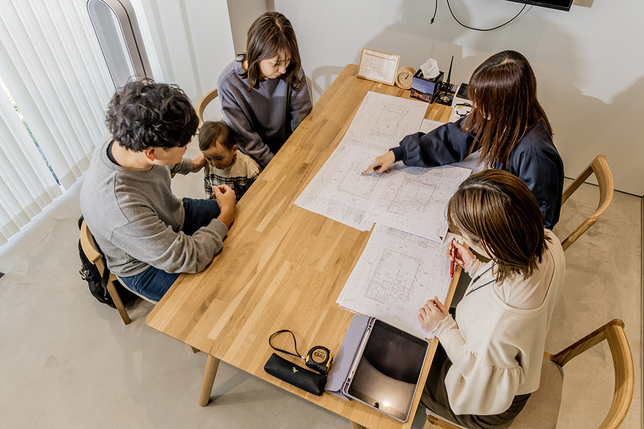 設計士とコーディネーターがお客様に伴走建築目線の土地探しからご提案