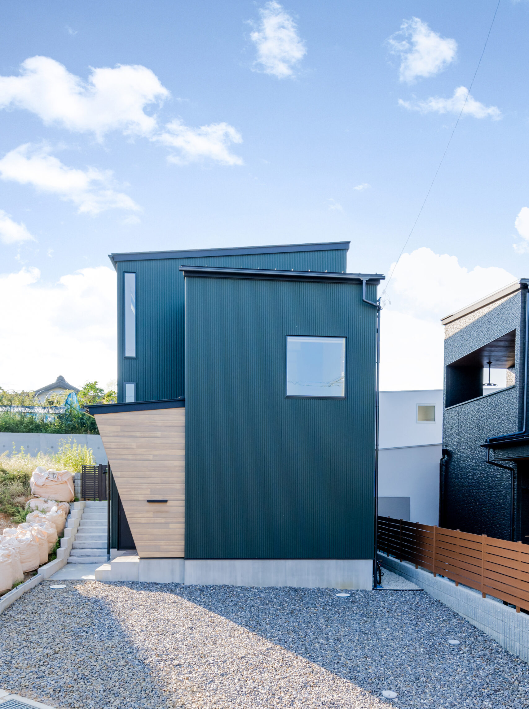 敷地の高低差を活かしたスキップフロアの家