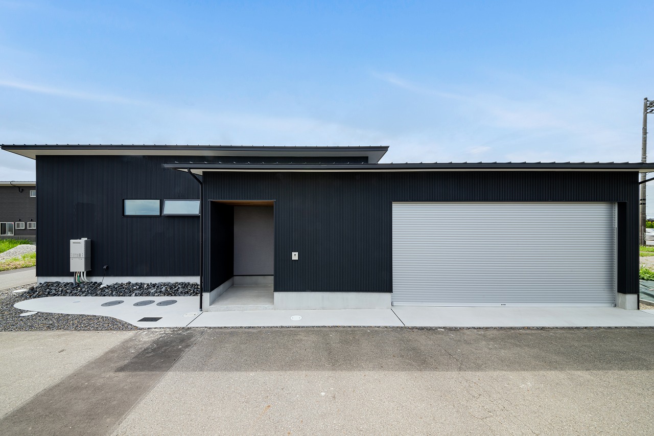 ウッドデッキで自然を楽しみ、薪ストーブで癒される平屋