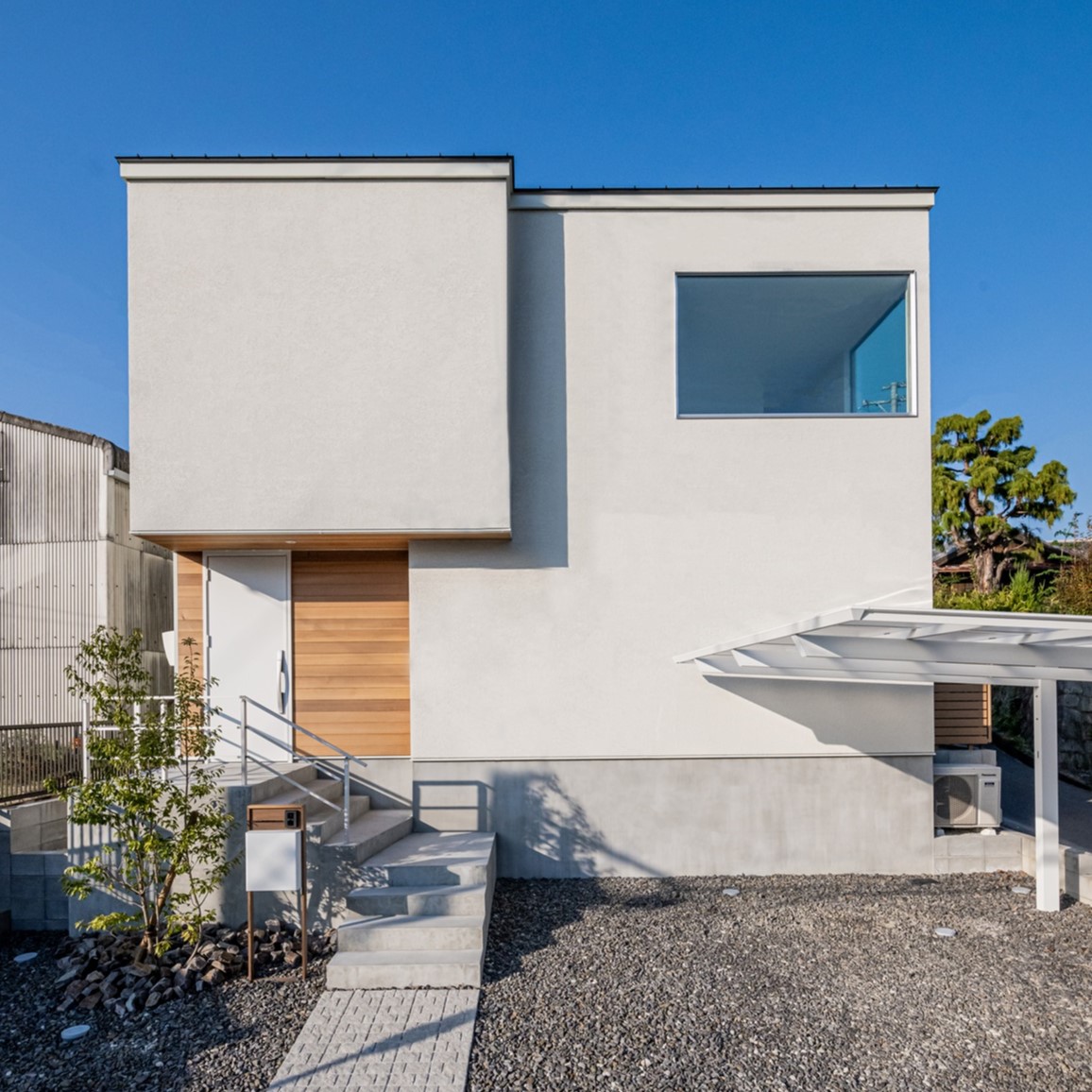 デザインと暮らしやすさを両立。白が映えるシンプルハウス