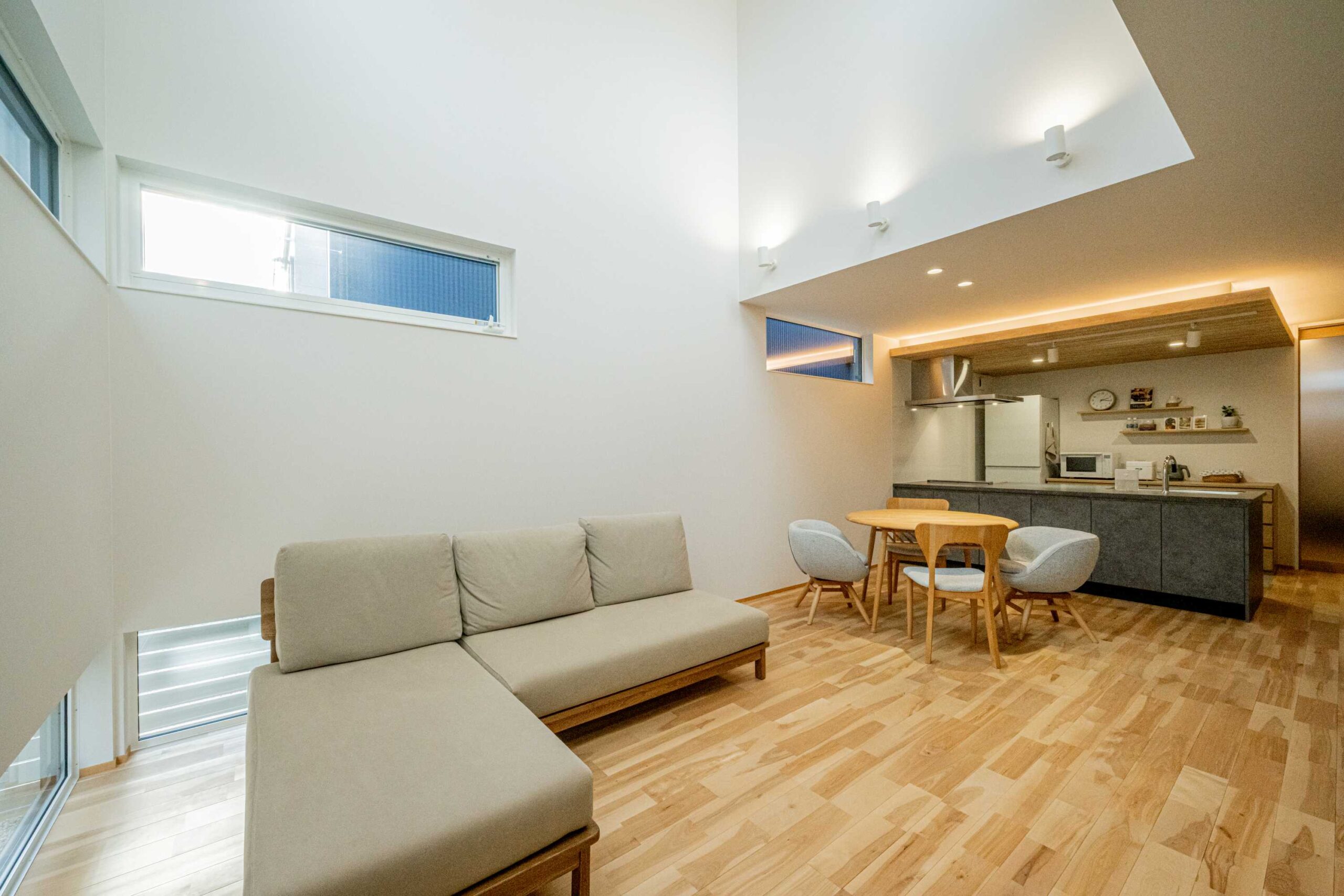 光と視線をコントロールして心地よさを叶えた、吹き抜けリビングがある家