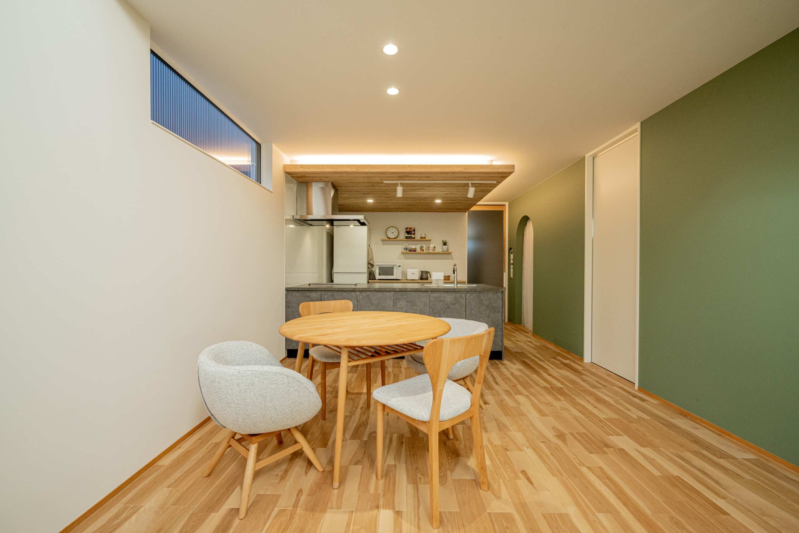 光と視線をコントロールして心地よさを叶えた、吹き抜けリビングがある家