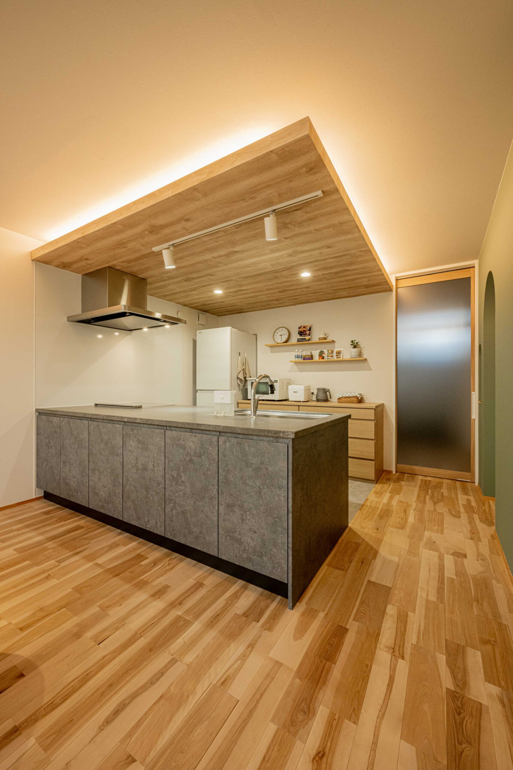 光と視線をコントロールして心地よさを叶えた、吹き抜けリビングがある家