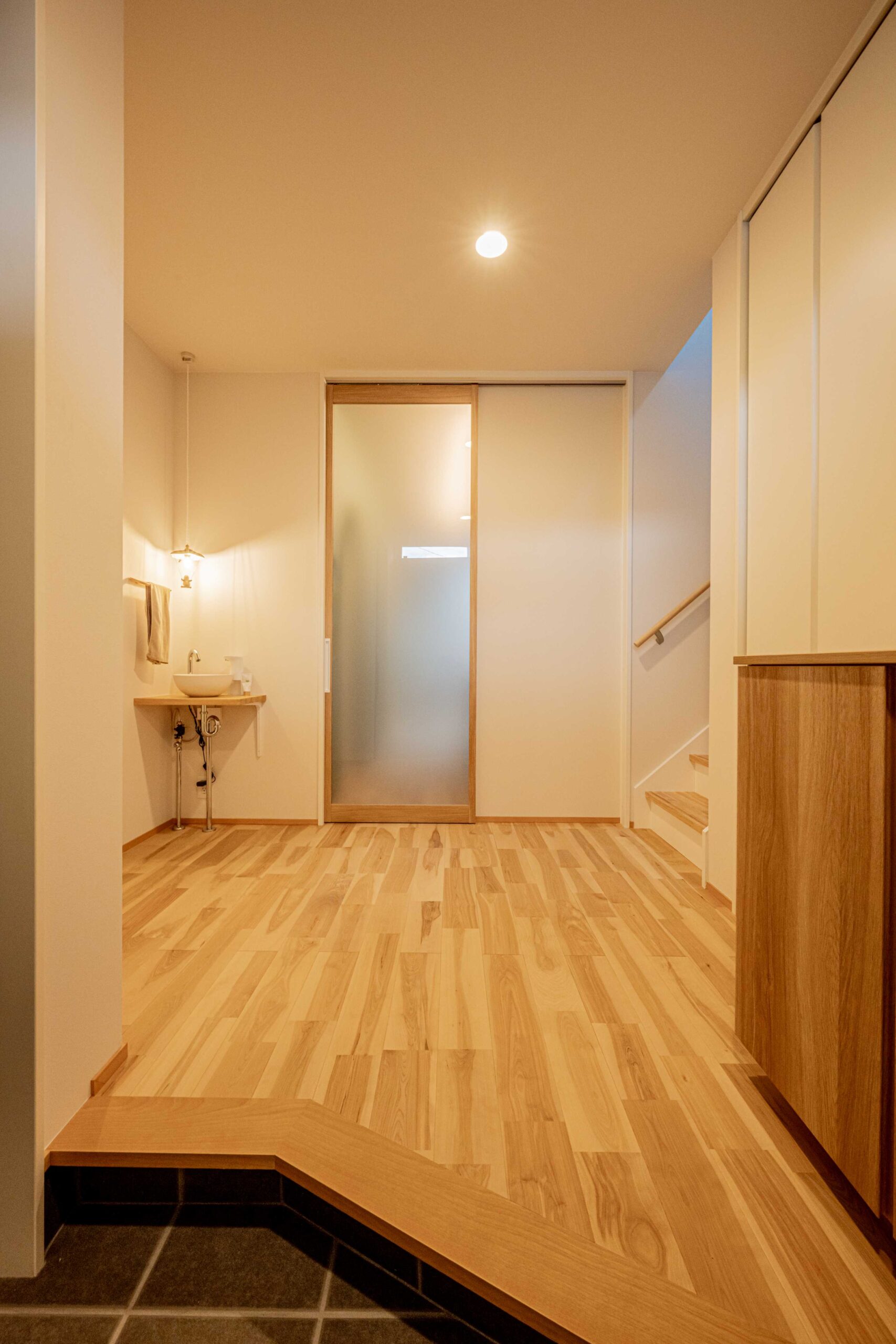 光と視線をコントロールして心地よさを叶えた、吹き抜けリビングがある家