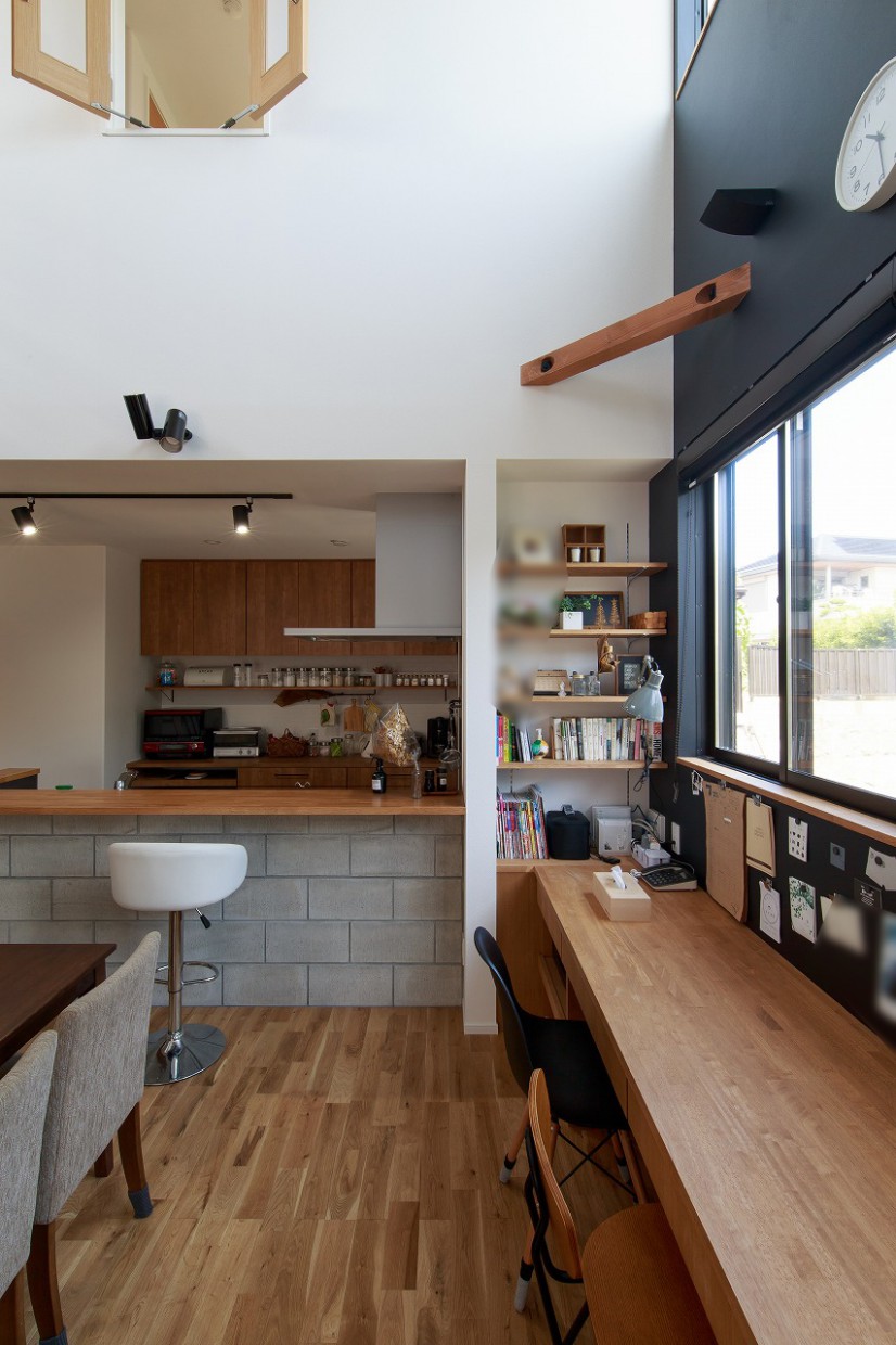 造り付け木の子供用デスク、スタディスペース