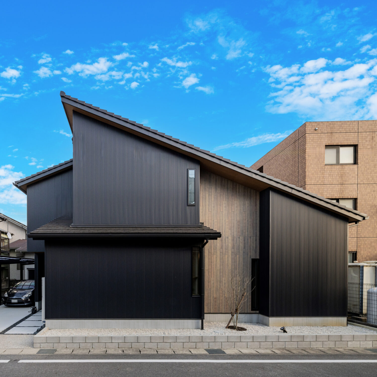 非公開: ダークトーンが際立つ、重厚感とシャープさを纏ったガルバリウムの家