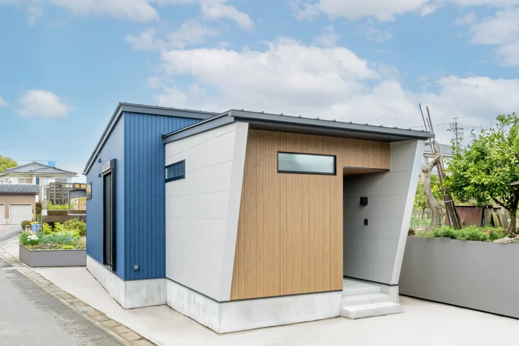 ブルーガルバと斜め壁が目を惹く、コンパクトな平屋