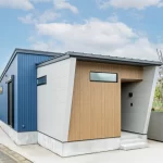 ブルーガルバと木目が映えるナチュラルモダンな外観デザイン