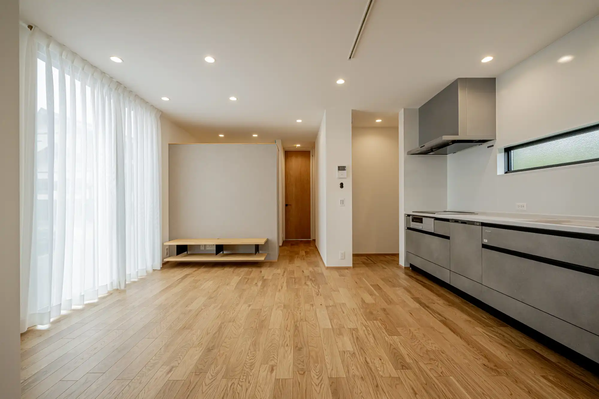 ブルーガルバと斜め壁が目を惹く、コンパクトな平屋