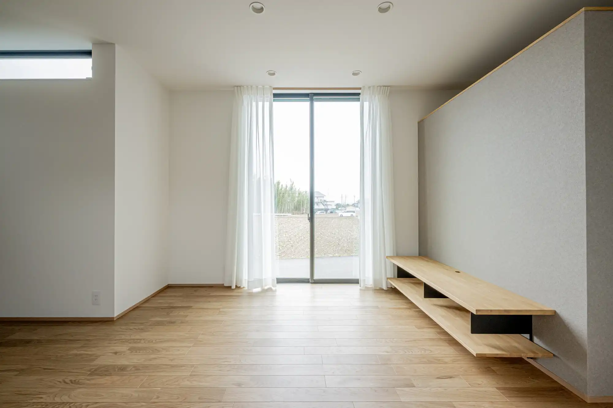 ブルーガルバと斜め壁が目を惹く、コンパクトな平屋