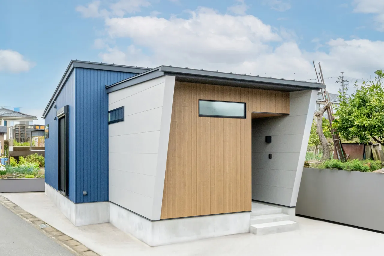 ブルーガルバと斜め壁が目を惹く、コンパクトな平屋
