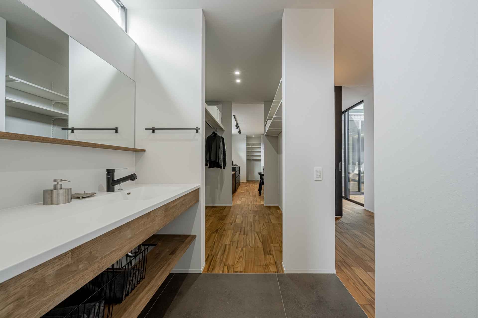 家事楽を叶えた一直線に並ぶ水まわり