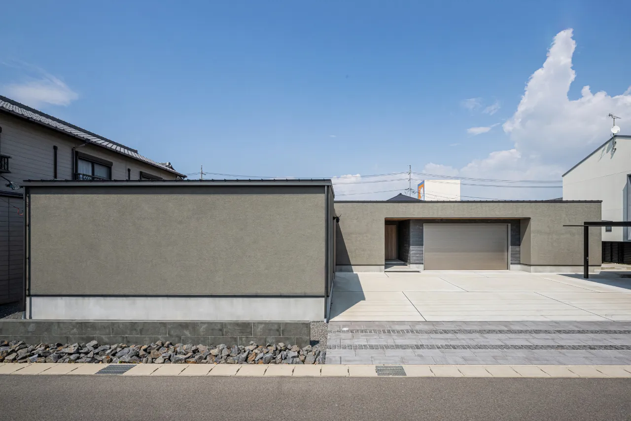 ガレージと中庭を中心に、空間が心地よくつながる住まい