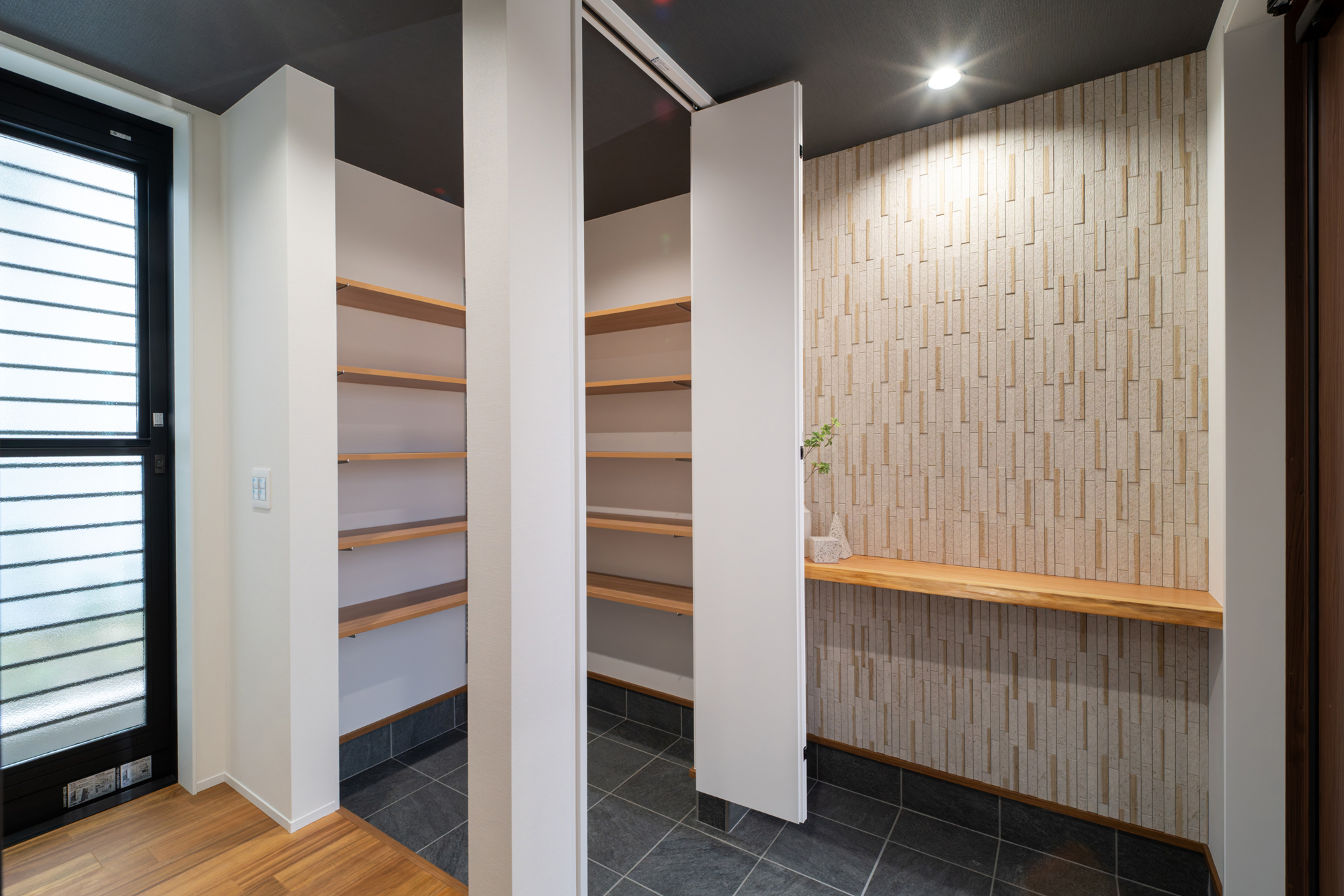 非公開: 焚火や食事を楽しむタイルテラスのある住まい