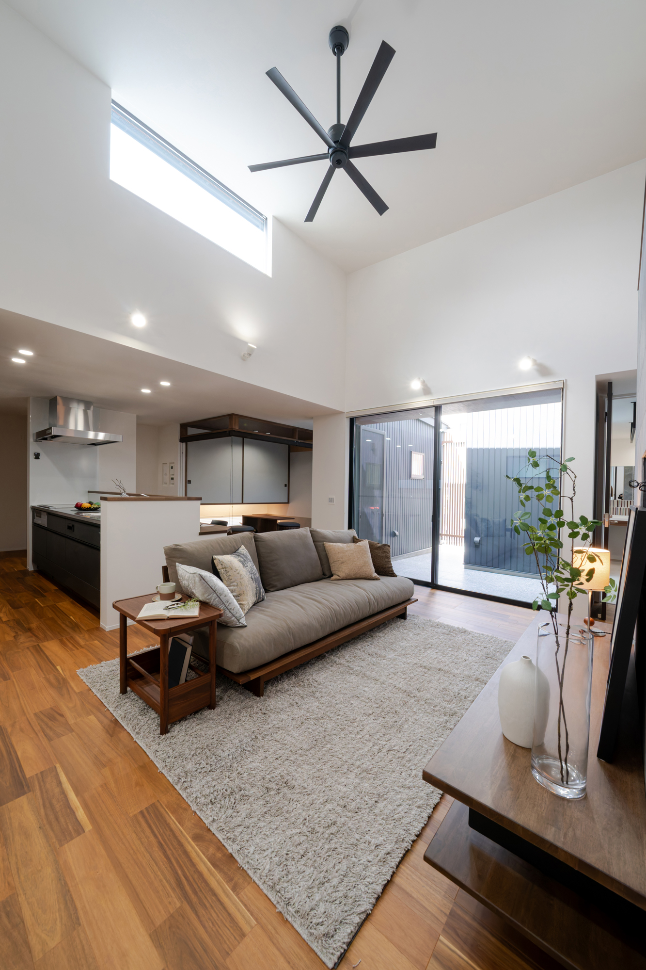 非公開: 焚火や食事を楽しむタイルテラスのある住まい