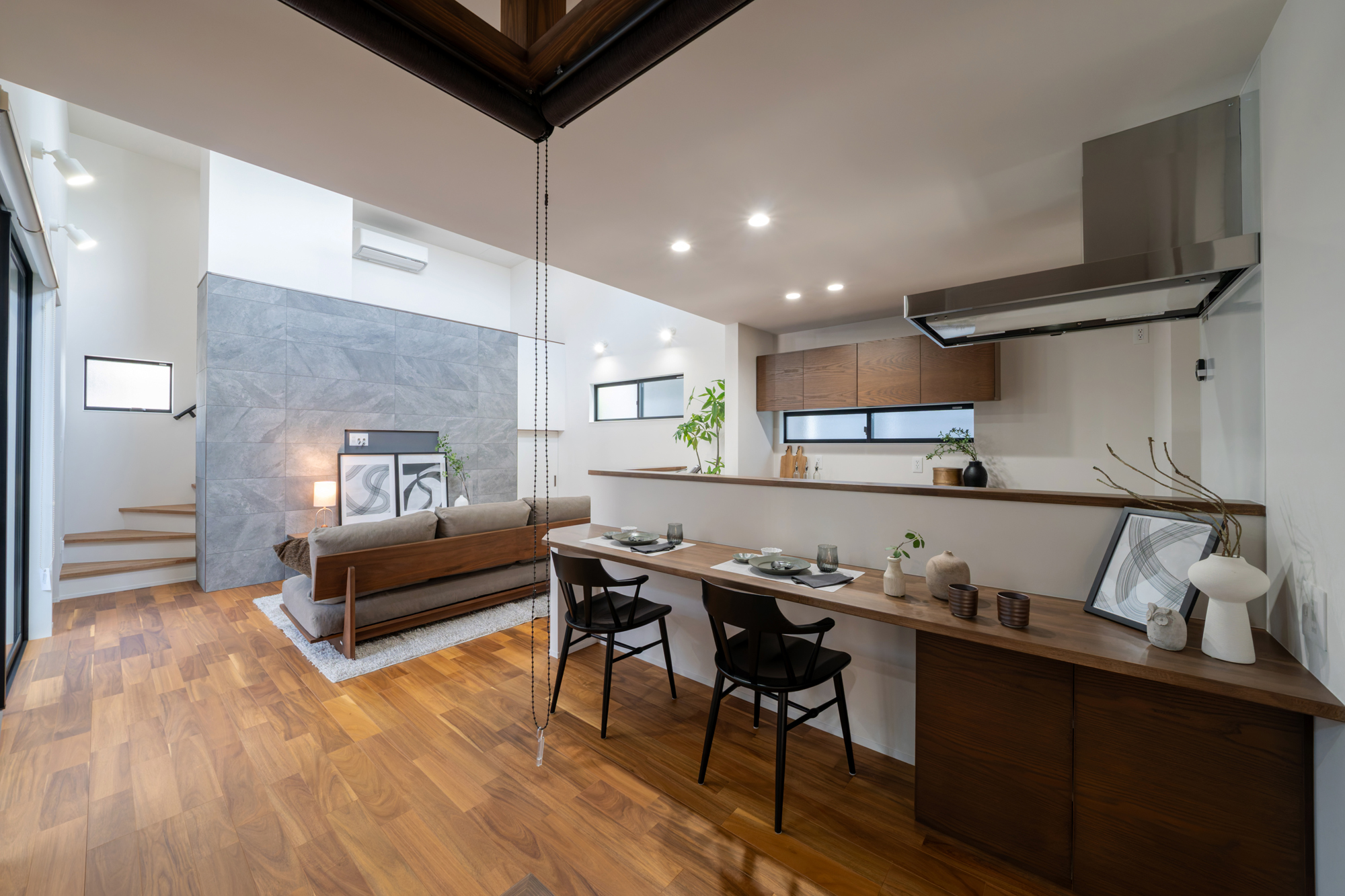 非公開: 焚火や食事を楽しむタイルテラスのある住まい