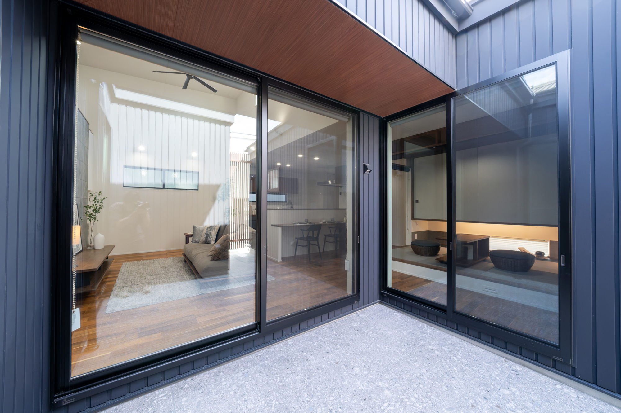 非公開: 焚火や食事を楽しむタイルテラスのある住まい