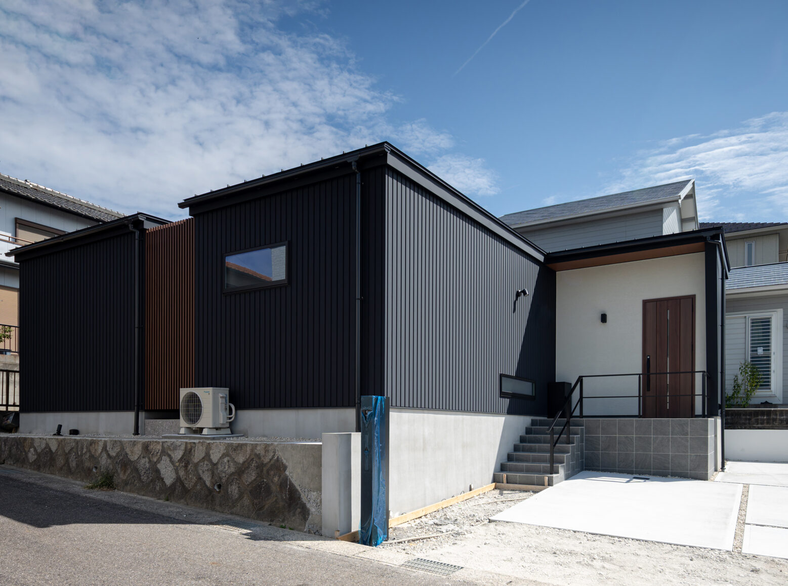 非公開: 焚火や食事を楽しむタイルテラスのある住まい