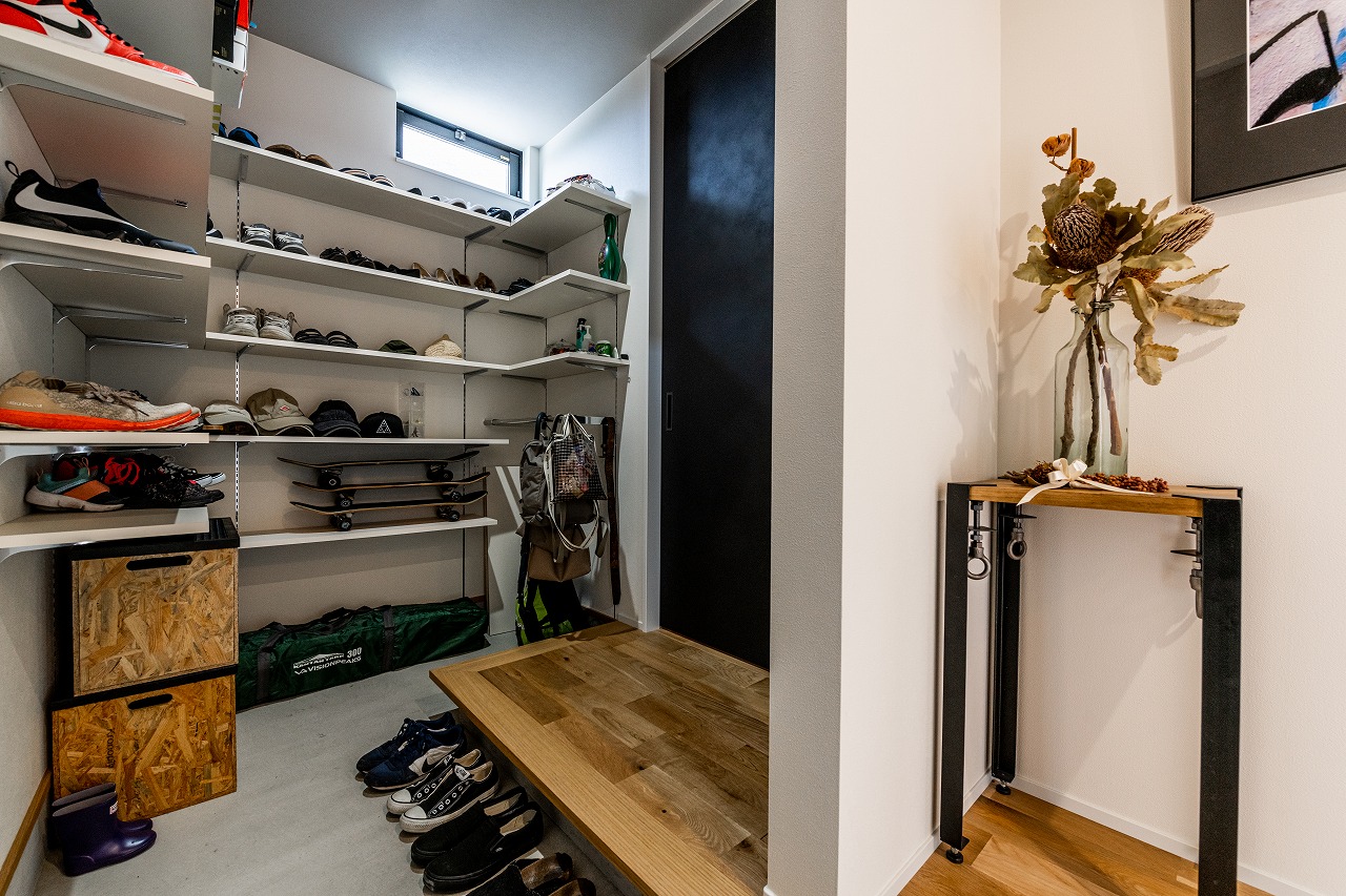 ②玄関土間収納（シューズクローク）