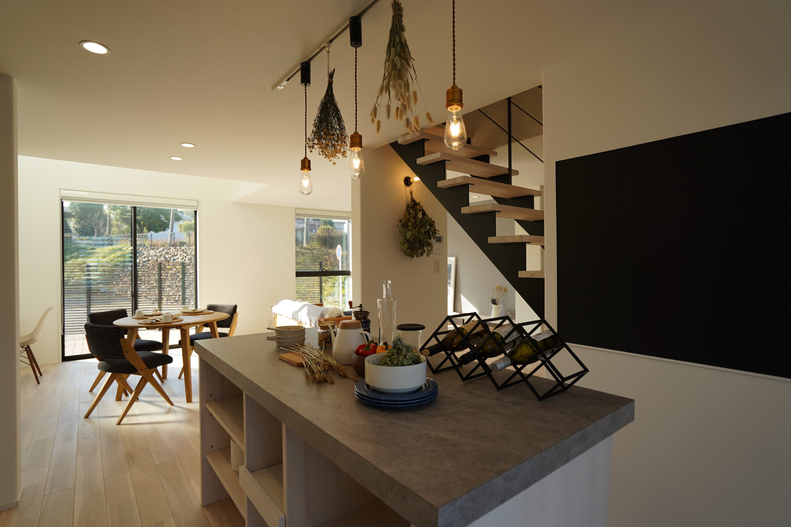 家族が自然と集まる、冬のキッチン