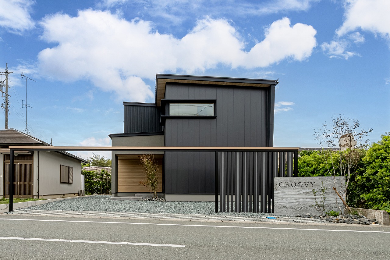 FACADE｜吹抜の窓周りにある窓庇や、 袖壁の斜めのラインがかっこいい外観 