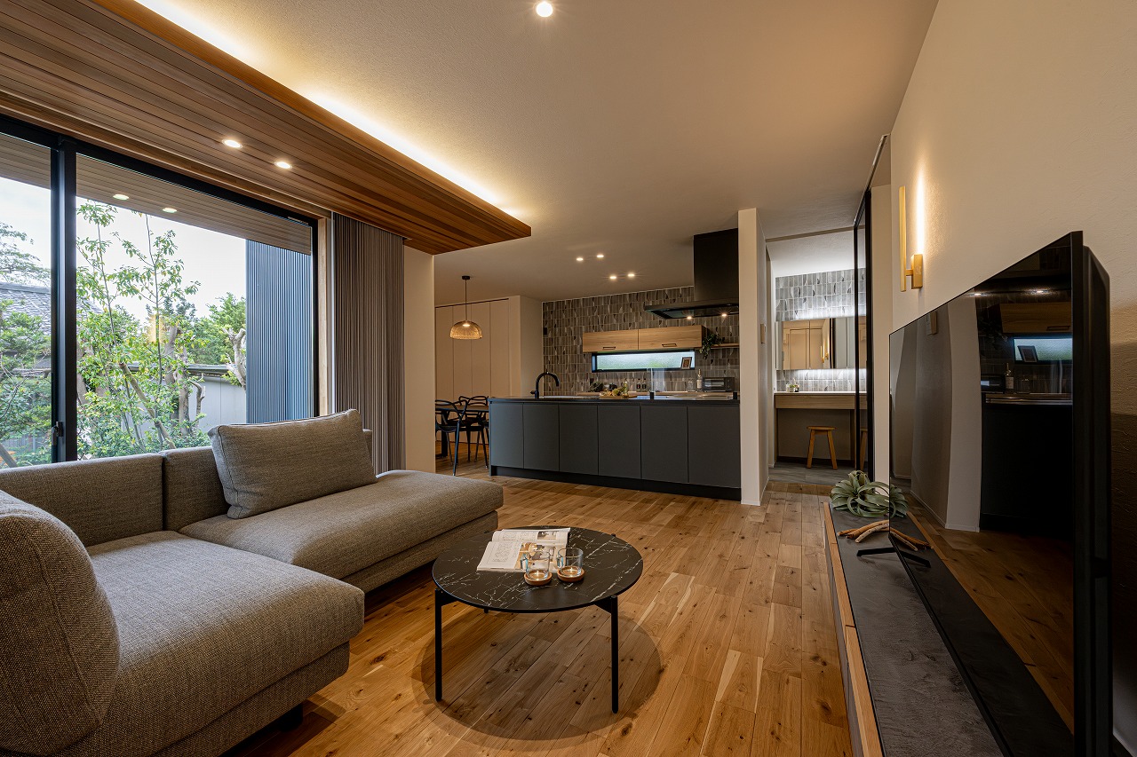 LIVING ROOM｜軒天と素材感を合わせた折り下げ天井が印象的な広々リビング 