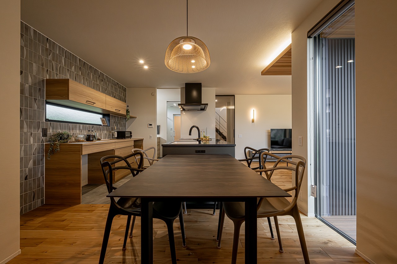 DINING & KITCHEN｜木の風合いがおしゃれさを引き立てる、便利な回遊動線のキッチン&ダイニング