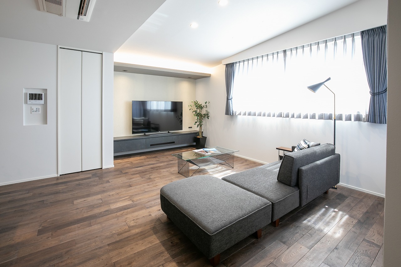 LIVING ROOM│ウォールナットを基調としたモダンで落ち着いた雰囲気のあるリビング