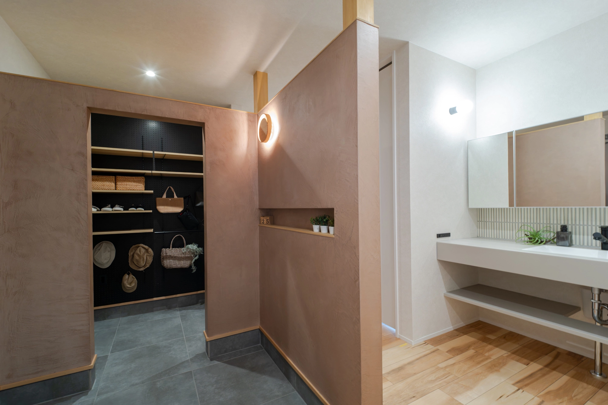 印象的な玄関がお出迎え