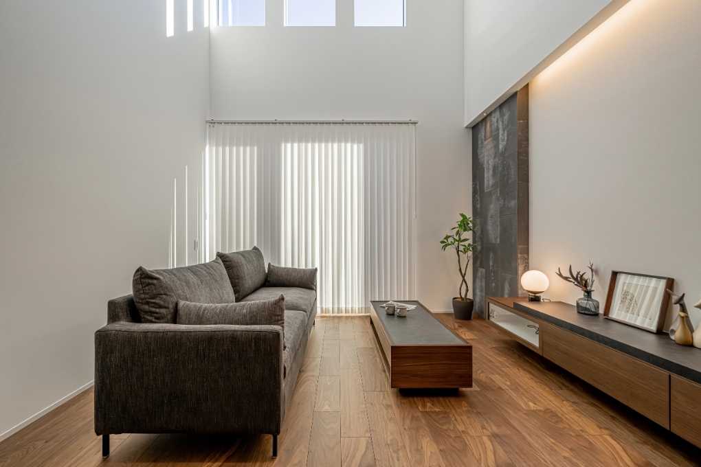 吹き抜けからの光が心地よいリビング