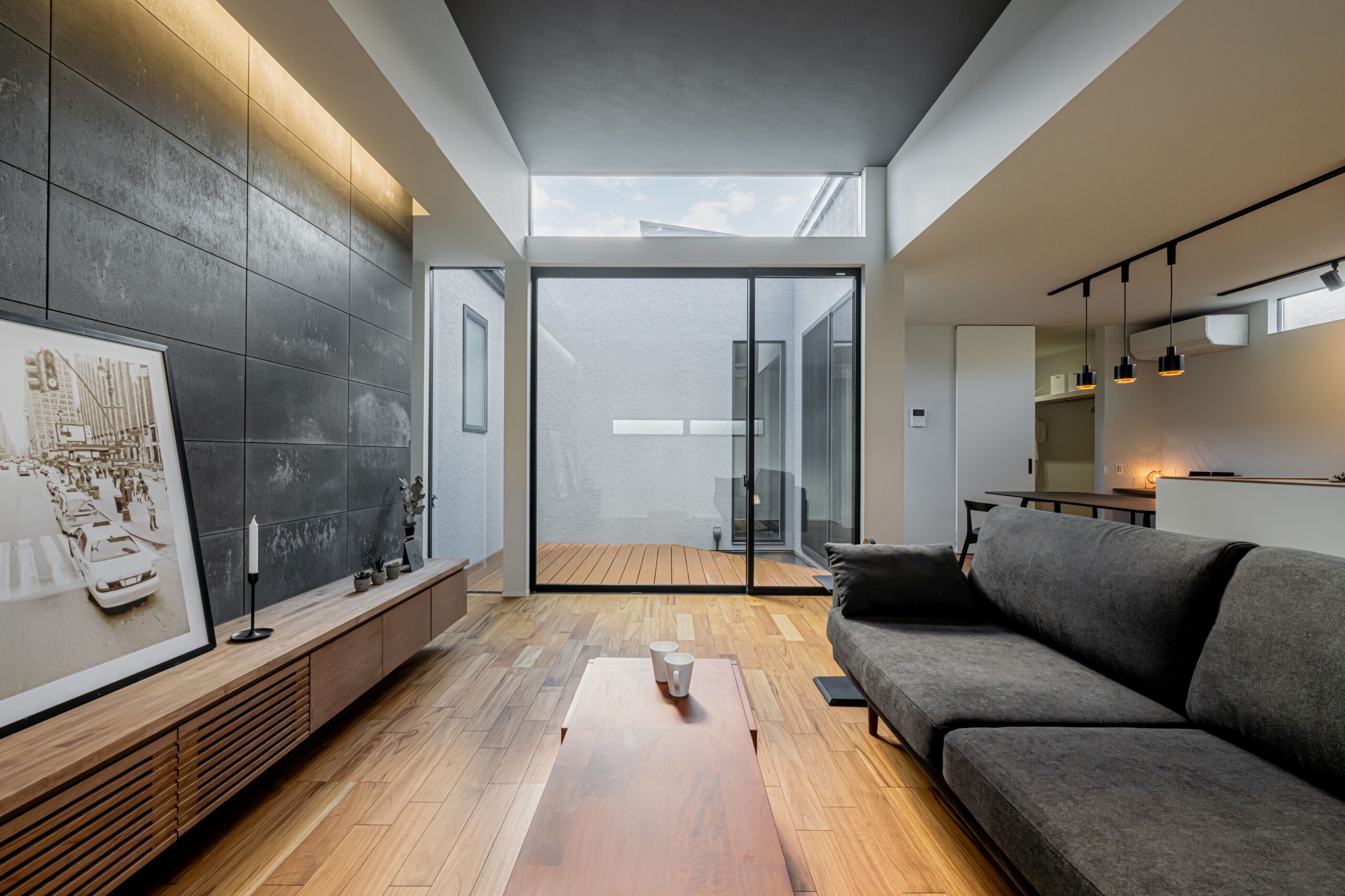 庭は、もう一つの『部屋』。春の光と風をデザインする、GROOVY流・庭暮らしの極意